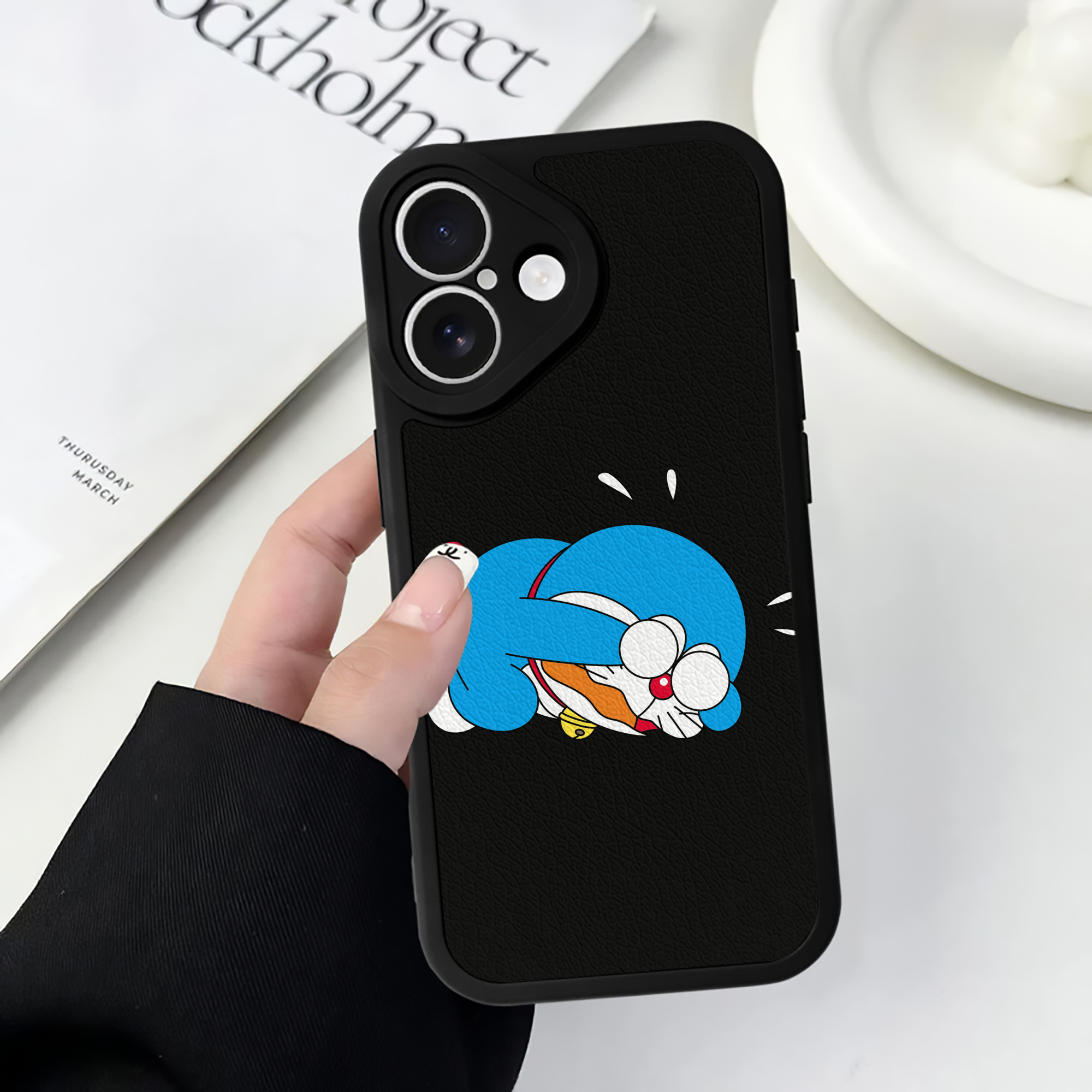 （画像用） ドラえもん Doraemon 【iPhone 16シリーズ対応】シリコンスマホケース（レザー調） 材質：シリコン
